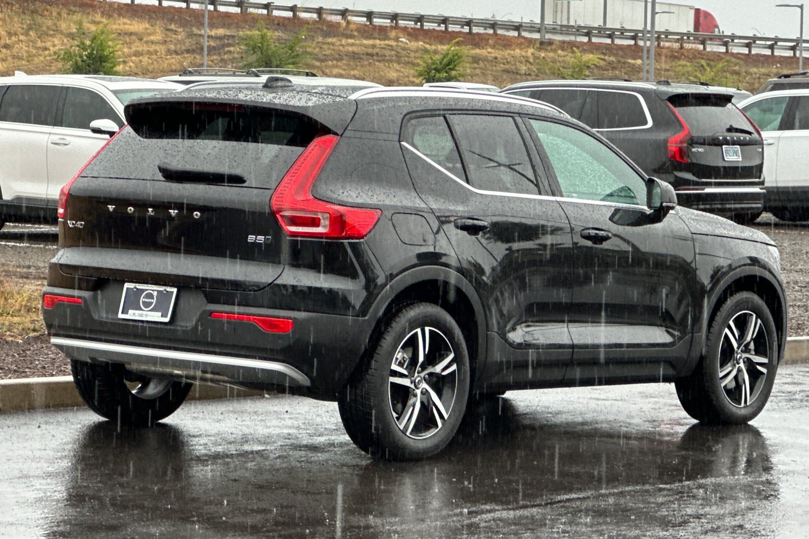 Used 2025 Volvo XC40 B5 Core AWD/4WD image 3