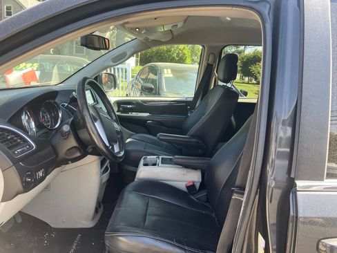 Used 2012 Chrysler Town & Country Touring w/ Entertainment Group #1 FWD image 3