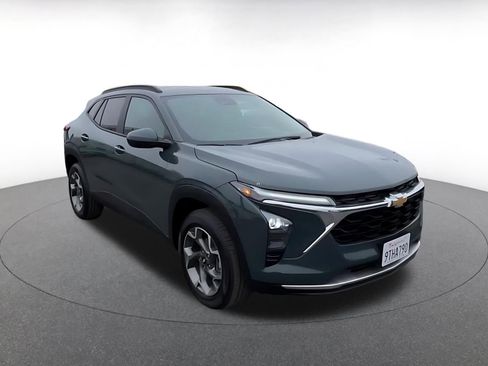 Used 2025 Chevrolet Trax LT w/ LT Convenience Package image 3