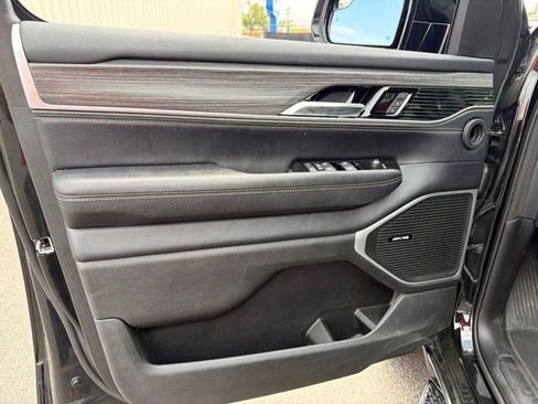 Used 2024 Jeep Wagoneer L Series II RWD image 8