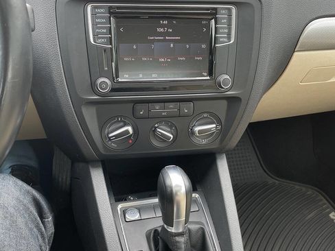 Used 2018 Volkswagen Jetta SE FWD image 16