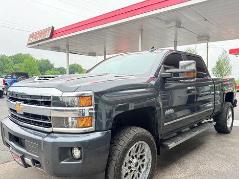 Used 2018 Chevrolet Silverado 2500 High Country w/ Duramax Plus Package AWD/4WD image 17