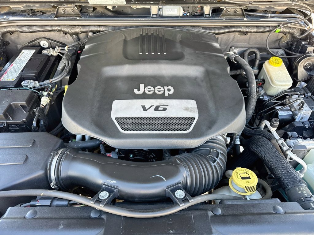 Used 2014 Jeep Wrangler Unlimited Rubicon w/ Connectivity Group AWD/4WD image 35
