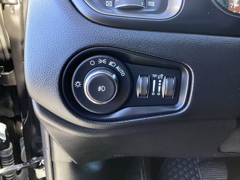 Used 2023 Jeep Renegade Latitude image 27