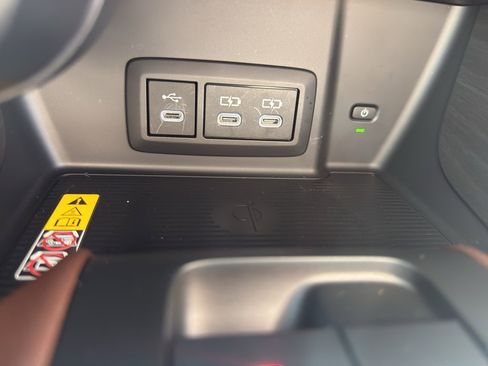 Certified 2024 Toyota Venza XLE image 23