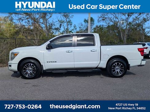 Used 2021 Nissan Titan SV w/ SV Convenience Package image 2