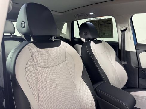 Used 2025 Volkswagen Tiguan SE w/ Panoramic Sunroof Package AWD/4WD image 41