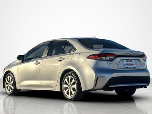 Used 2021 Toyota Corolla LE image 3