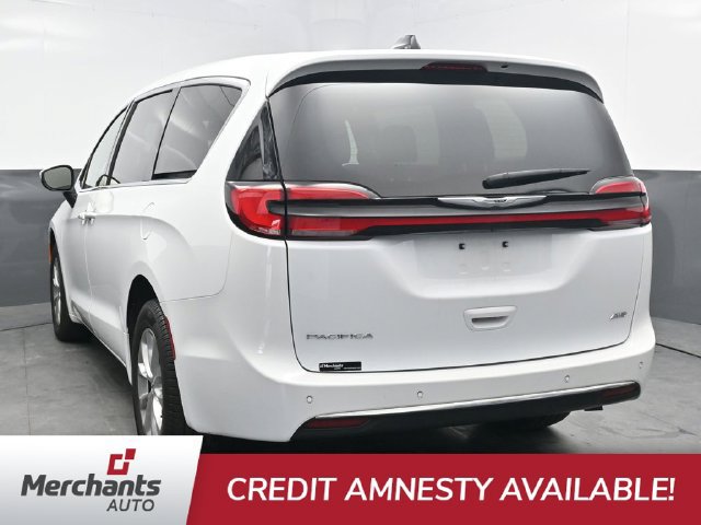 Used 2023 Chrysler Pacifica Touring-L AWD/4WD image 5