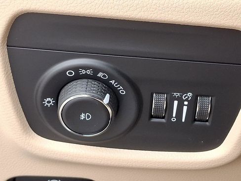 Used 2025 Jeep Grand Cherokee Limited w/ Luxury Tech Group II AWD/4WD image 26