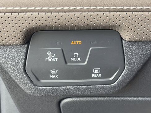 Used 2025 Volkswagen Atlas SEL AWD/4WD image 15