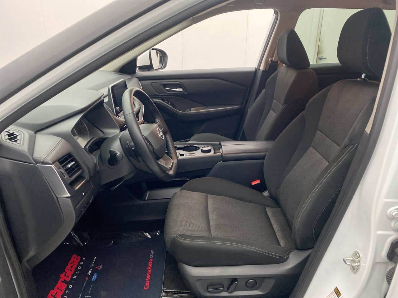 Used 2025 Nissan Rogue SV AWD/4WD image 14