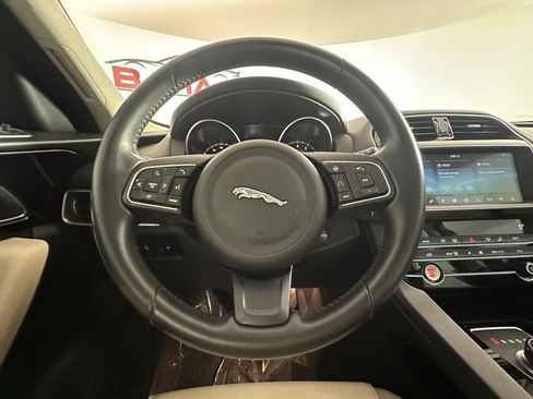 Used 2020 Jaguar F-PACE Premium image 30