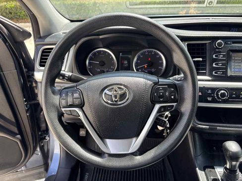 Used 2018 Toyota Highlander LE FWD image 24