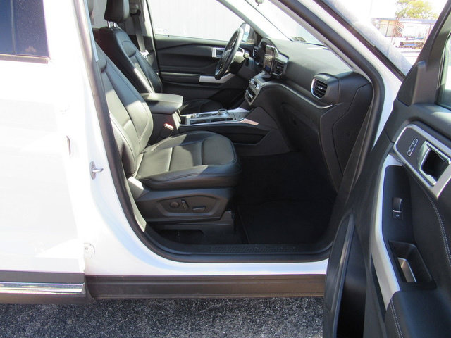 Used 2022 Ford Explorer XLT w/ Equipment Group 202A AWD/4WD image 4