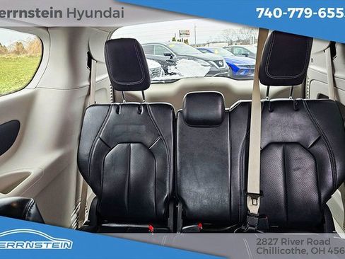 Used 2023 Chrysler Pacifica Touring-L image 29