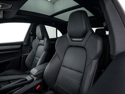 Certified 2025 Porsche Macan Electric RWD image 19