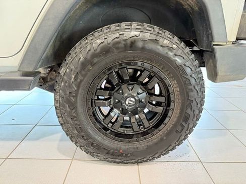 Used 2018 Jeep Wrangler Unlimited Rubicon w/ Connectivity Group image 9