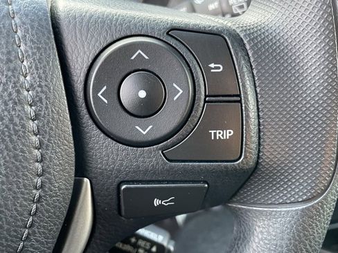 Used 2018 Toyota RAV4 LE image 17
