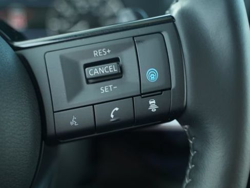 Used 2025 Nissan Pathfinder SL AWD/4WD image 32
