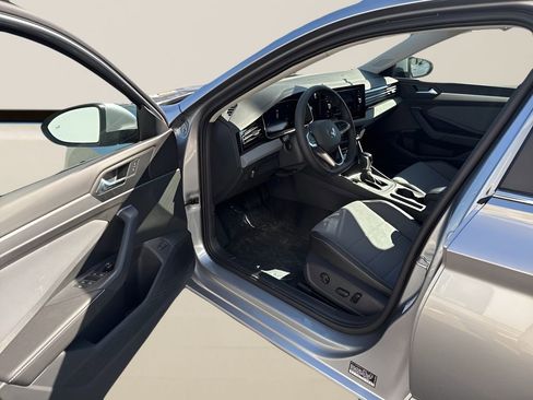 New 2025 Volkswagen Jetta SE FWD image 18