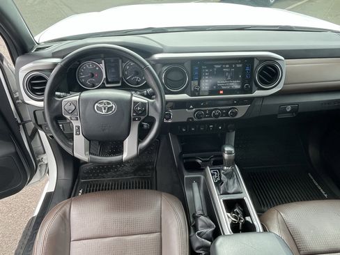 Used 2016 Toyota Tacoma Limited w/ Towing Package image 11