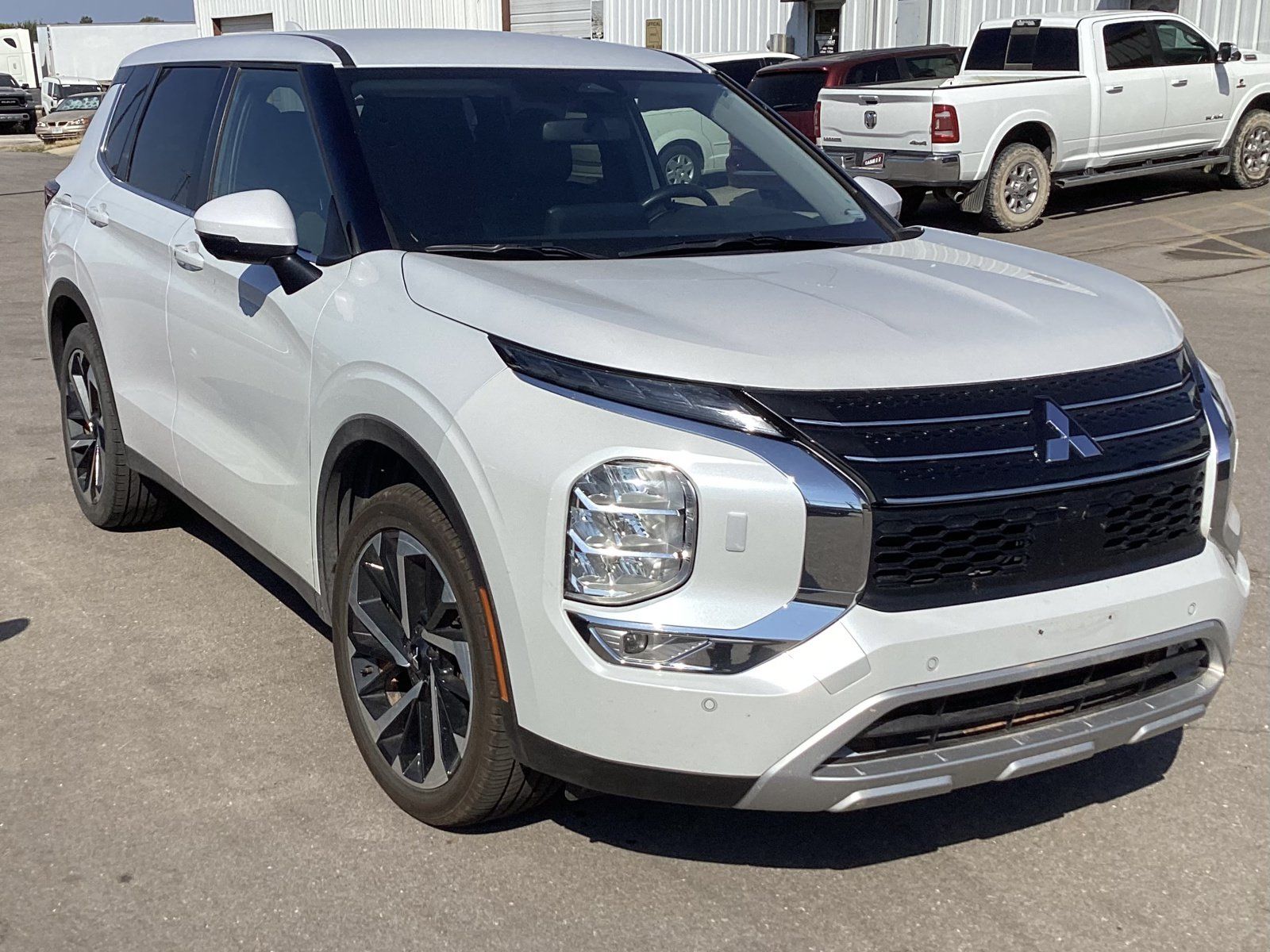 Used 2024 Mitsubishi Outlander SE AWD/4WD image 2