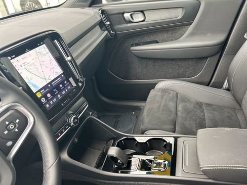 Certified 2025 Volvo XC40 B5 Plus image 18