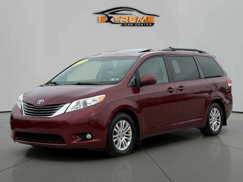Used 2013 Toyota Sienna XLE FWD image 2