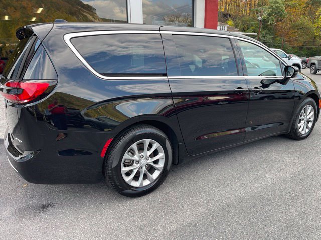 Used 2026 Chrysler Pacifica Limited FWD image 5