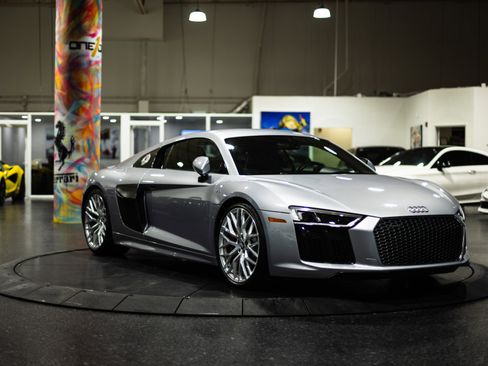 Used 2017 Audi R8 V10 w/ Carbon Exterior Package image 16