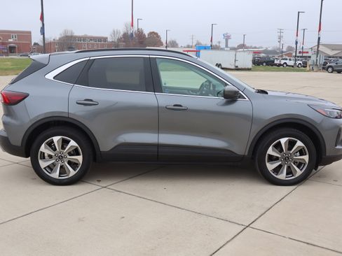 Used 2025 Ford Escape Platinum w/ Premium Technology Package image 4