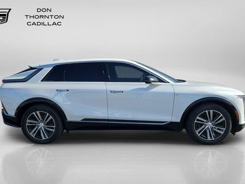 Used 2024 Cadillac Lyriq Luxury AWD/4WD image 6
