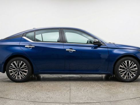 Used 2025 Nissan Altima 2.5 SV image 11