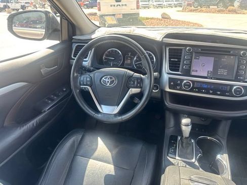 Used 2014 Toyota Highlander XLE AWD/4WD image 15
