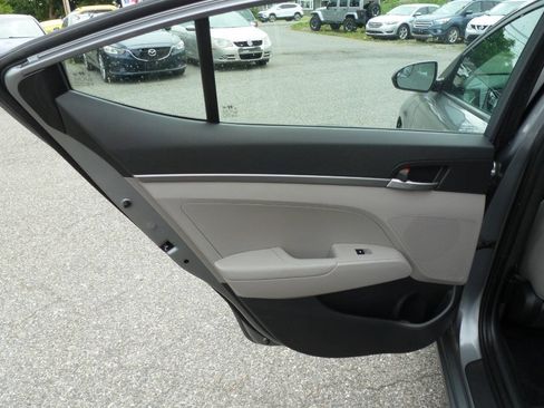 Used 2018 Hyundai Elantra SE FWD image 28