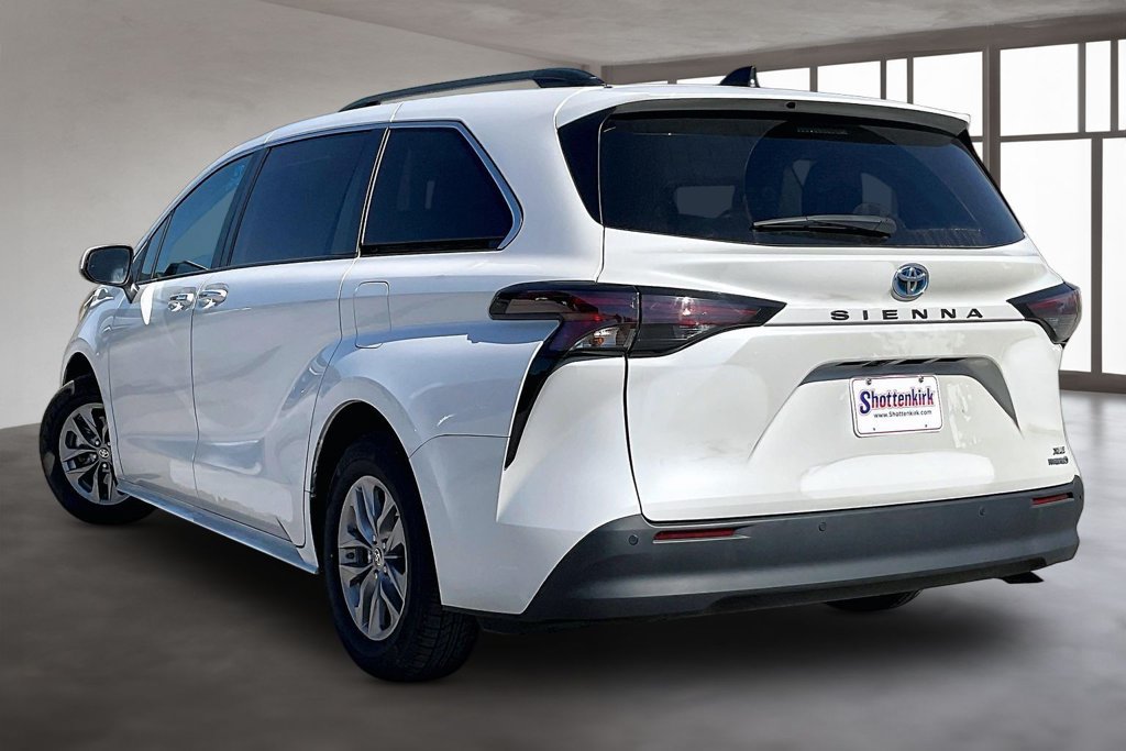 Used 2024 Toyota Sienna XLE FWD image 4