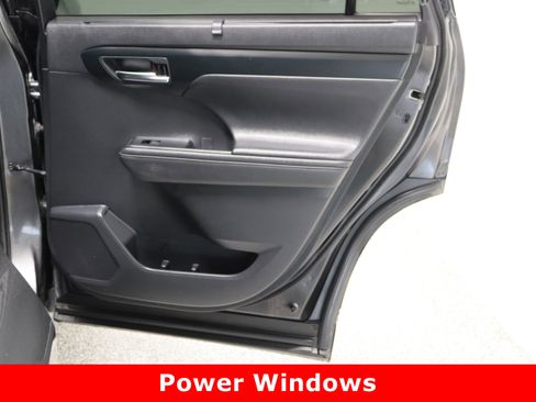 Used 2020 Toyota Highlander XLE image 37