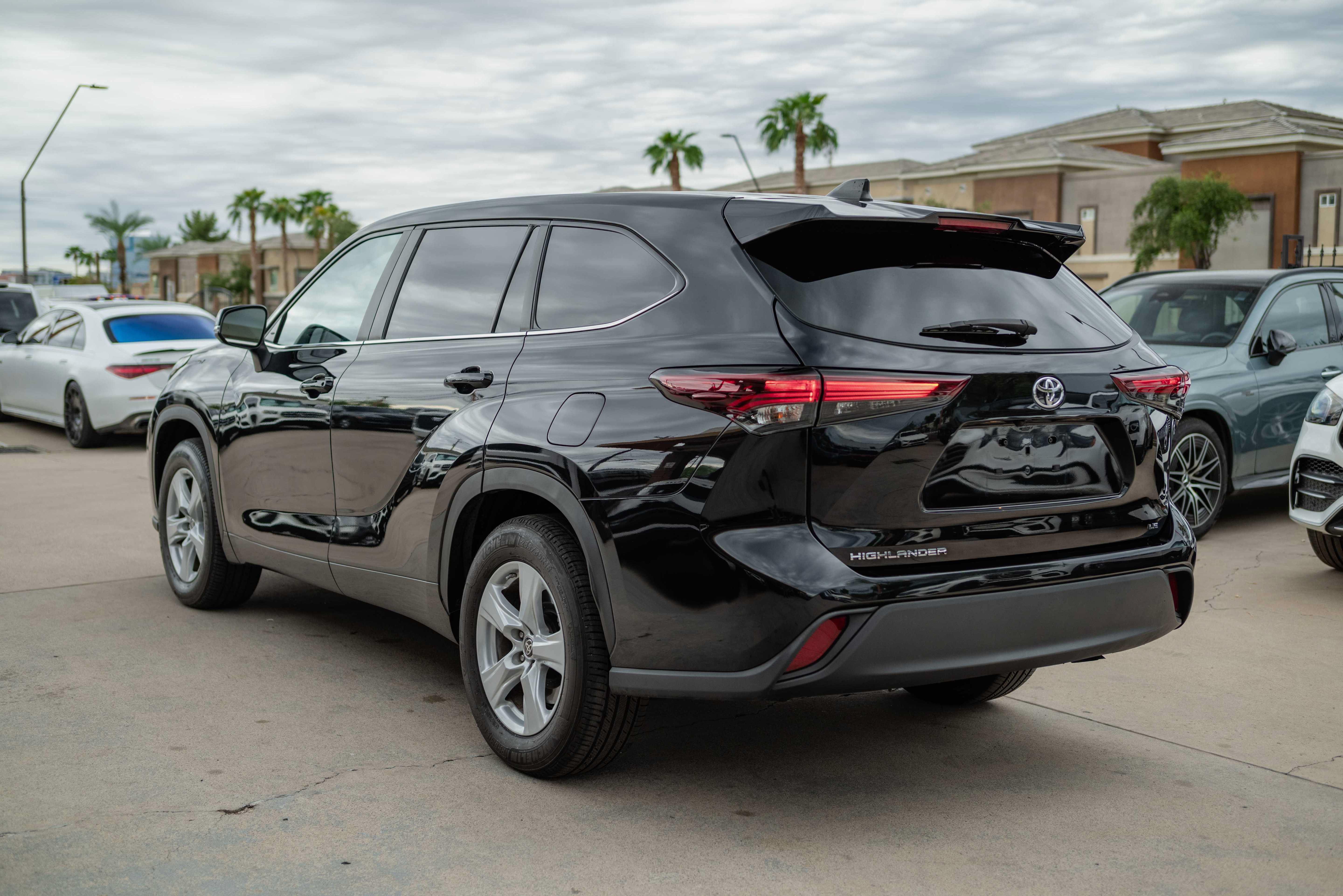 Used 2024 Toyota Highlander LE FWD image 5