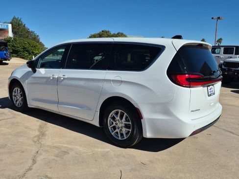 Certified 2024 Chrysler Pacifica Touring-L image 7