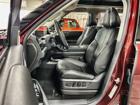 Used 2025 INFINITI QX80 Sensory image 11