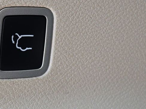 Used 2022 Chrysler Voyager LX FWD image 26