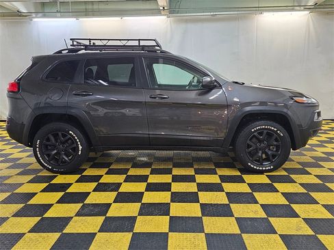 Used 2017 Jeep Cherokee Trailhawk image 2