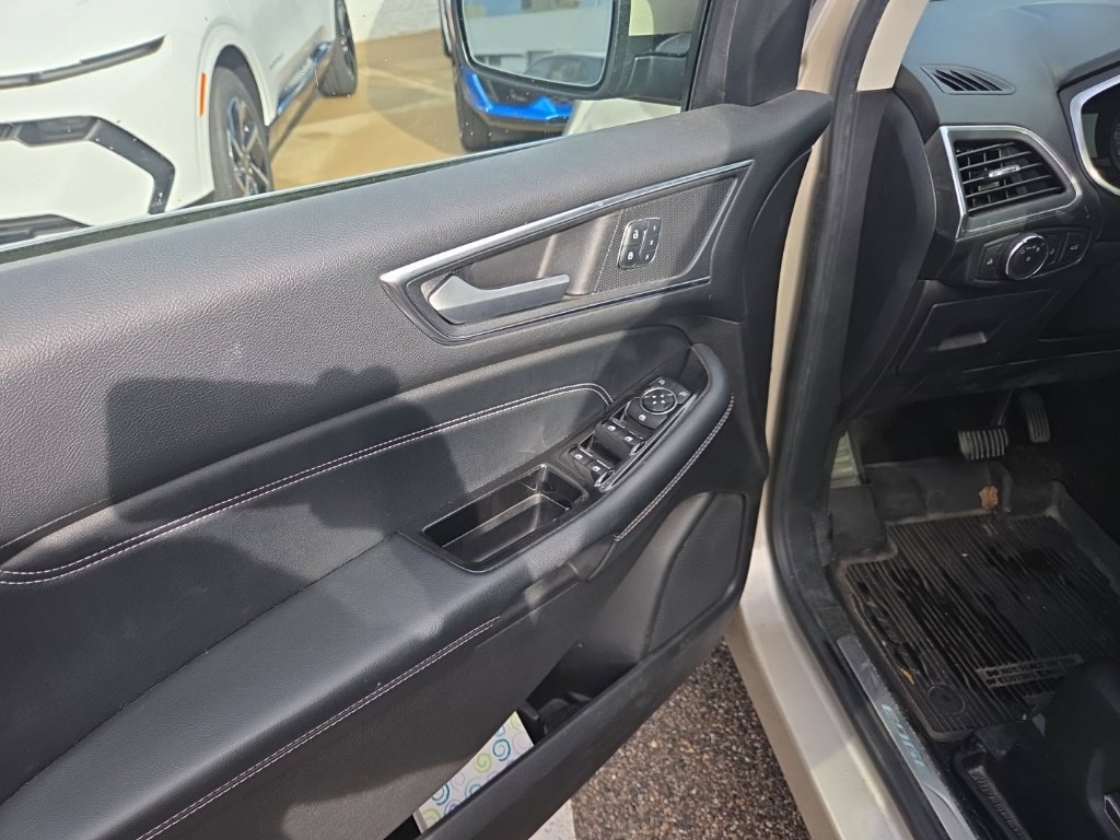 Used 2017 Ford Edge Titanium w/ Equipment Group 302A AWD/4WD image 9