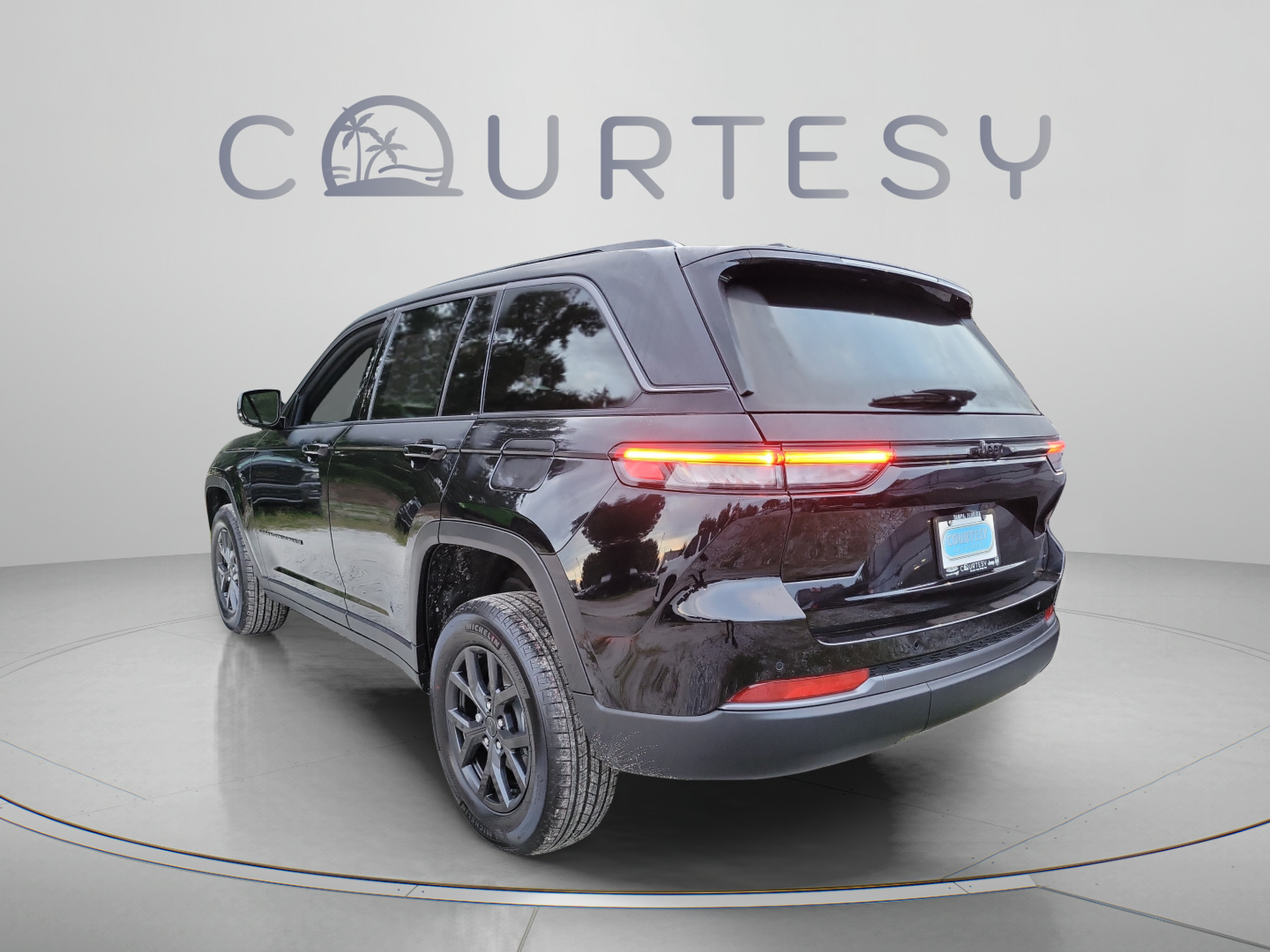 New 2027 Jeep Grand Cherokee Altitude RWD image 2