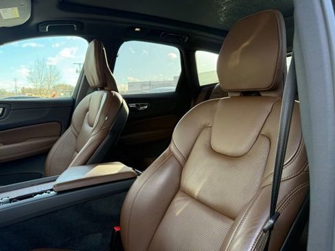 Certified 2023 Volvo XC60 B5 Ultimate w/ Climate Package image 18