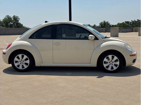 Used 2010 Volkswagen Beetle Final Edition FWD image 9