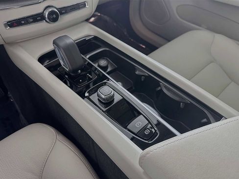 Certified 2025 Volvo XC60 B5 Plus w/ Protection Package Premier image 16