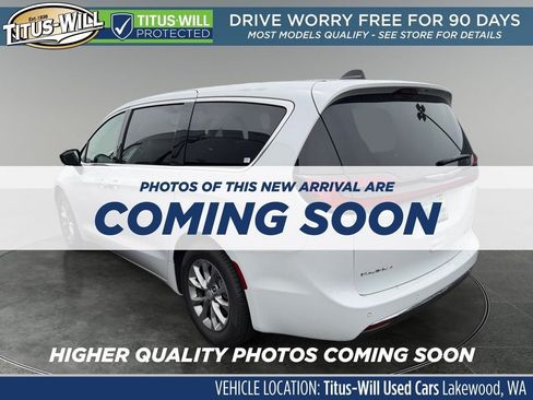 Used 2026 Chrysler Pacifica Limited FWD image 3