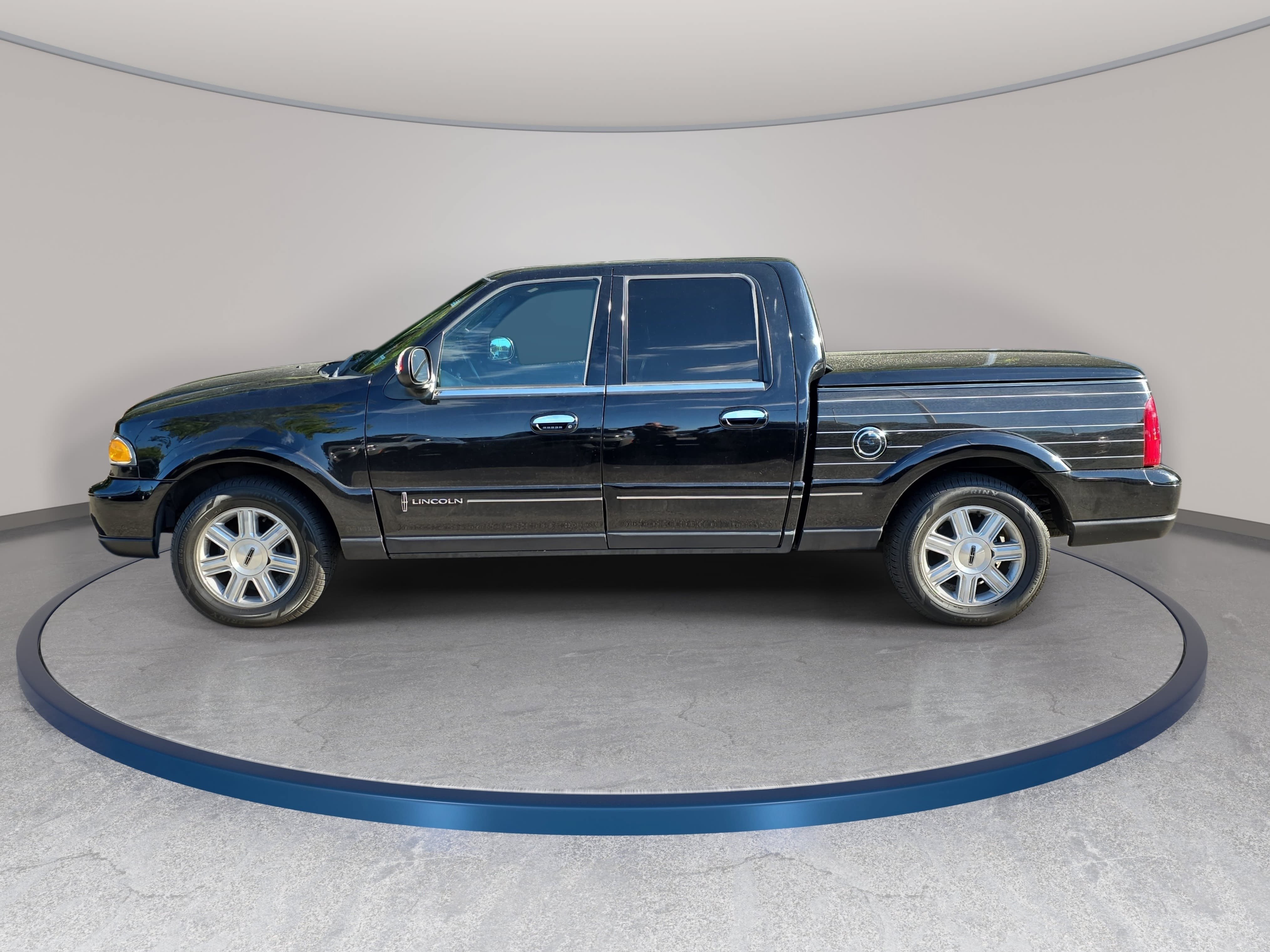 Used 2002 Lincoln Blackwood RWD image 4